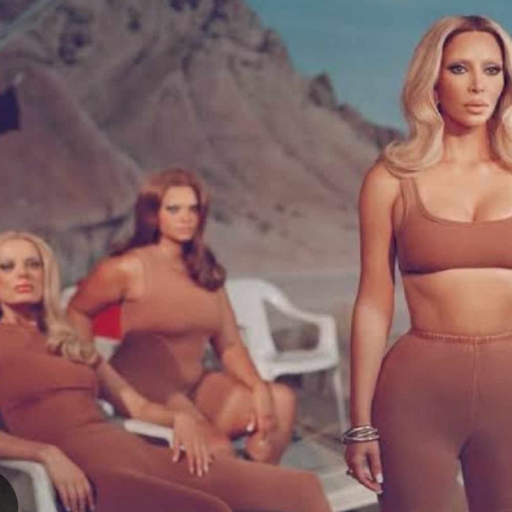 SKIMS Camel Outdoor Tshirt and Leggings Set - Picture 14 of 15